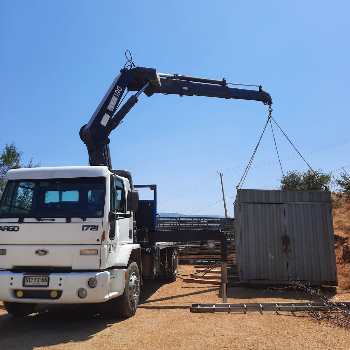 Arriendo Camión Pluma Ford Cargo 1721 | Grúa Articulada – RTM
